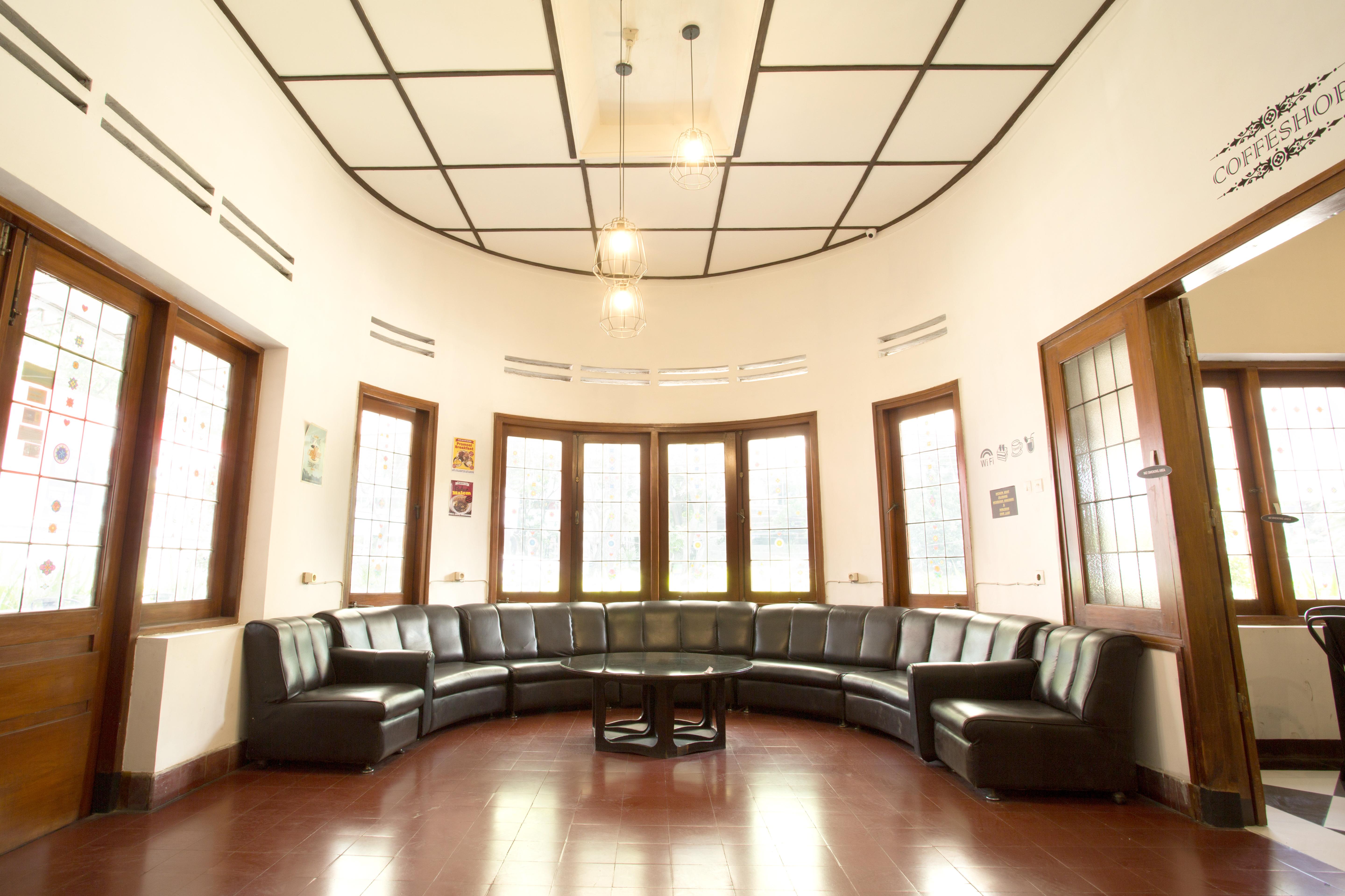 เรดดอร์ซ แอท ซูปรัตมันสตรีท Hotel บันดุง ภายนอก รูปภาพ